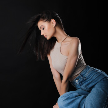 Фотосессия в студии на черном фоне для девушки, фото - Фотограф Катерина Андреева