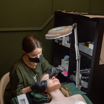 Нарощування вій

         