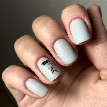 Белый маникюр матовый с наклейками, фото - Мастер маникюра Оля Довгалюк