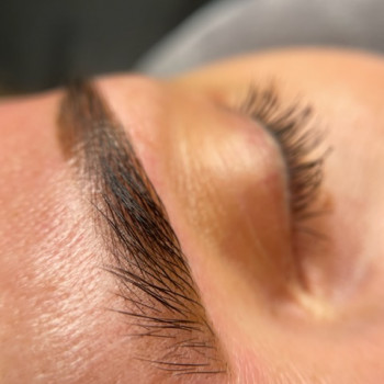 Фарбування брів