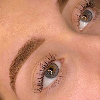 Корекція та фарбування брів
                    Бровист Эвелина Киев