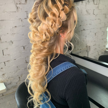 Прически, локоны, пучки
                    Мастер по наращиванию волос Елена Киев