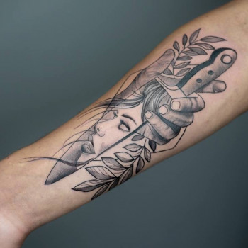 Тату на передпліччі дівчина ніж, фото - Тату майстер КРІСТІНА ЧЕБАНОВА