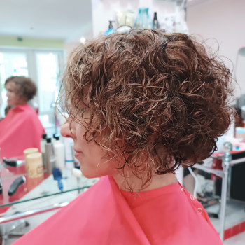 Трохи мелірування + 
фарбувпння перманентною фарбою.