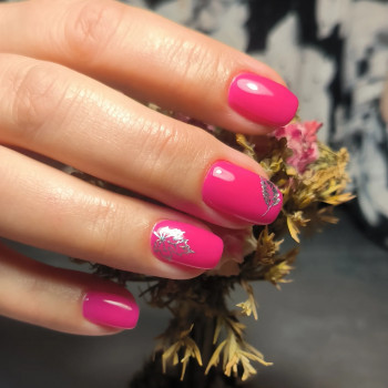 Апаратний,
однотонний манікюр, з наклейками. Топ глянцевий.