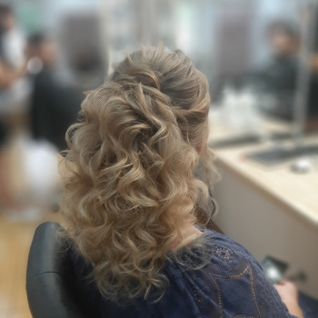 Вечірня весільна зачіска
                    Перукар-колорист Анастасия Черкаси