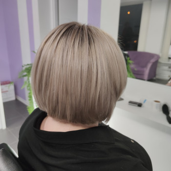 Окрашивания корней, уход и стрижка
                    Перукар-універсал Алена Харків