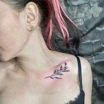 Тату під ключицею