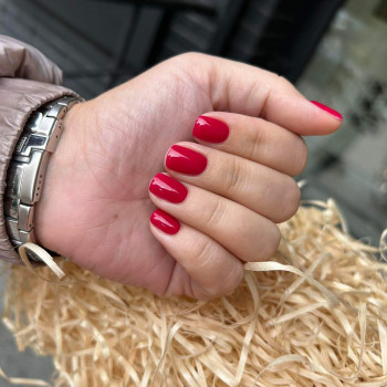 Класичний манікюр червоний однотонний (монохромний), фото - Салон краси Fargo