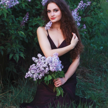 Фотосессия с сиренью для девушки, фото -  