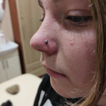 Пірсинг крила носу (з титановою прикрасою для первісного проколу)
                    Майстер з пірсингу Елена Запоріжжя