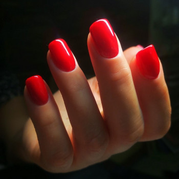 Червоні нігті, комбі манікюр, гель лак укріплення гелем