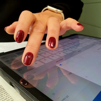 Бордові нігті, овальні нігті, апаратний манікюр, гель лак