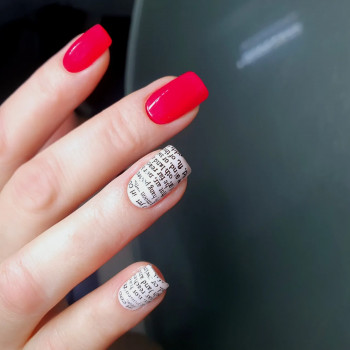 Стемпінг букви,червоно-білий дизайн, безперечний манікюр