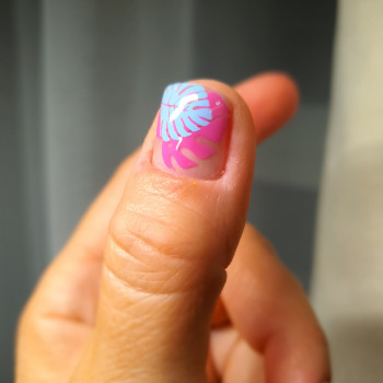 Манстера, стемпінг, яскравий дизайн, рожеве листя, фото - Майстер манікюру Анжеліка Чижиченко