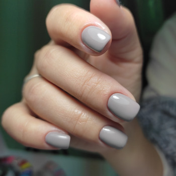 Манікюр на короткі нігті однотонний (монохромний) сірий, фото -  