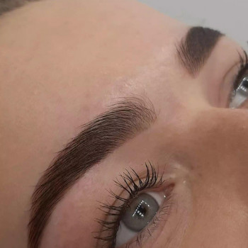 Корекція та фарбування брів