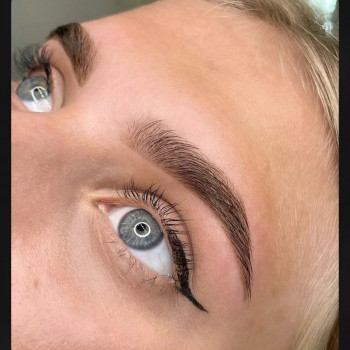 Фарбування брів