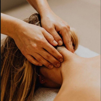 Масаж спини