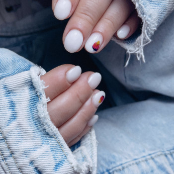 Белый маникюр на короткие ногти с рисунком, фото - Мастер маникюра Інна Савчук