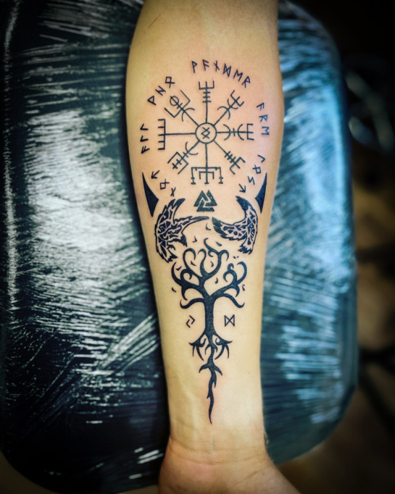 Мужские на предплечье черно-белые, фото - Тату салон Alpha Tattoo Studio