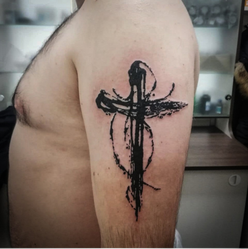 Мужские на плече черно-белые, фото - Тату салон Alpha Tattoo Studio
