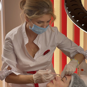 В процессе, фото - косметолог-инъекционист Олена Поліщук