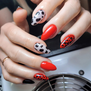 Корекція нарощених нігтів
                    Майстер манікюру Лилия Харків