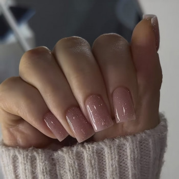 Комбінований манікюр, однотонне покриття з блискучим топом