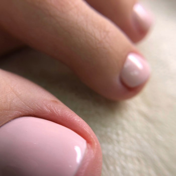 Комбінований педикюр пальців з покриттям гель лак