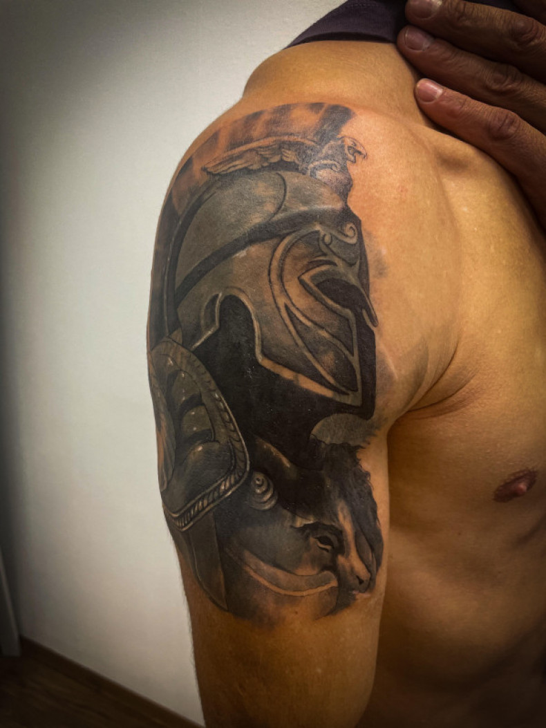 Мужские на плече реализм, фото - Тату салон Alpha Tattoo Studio