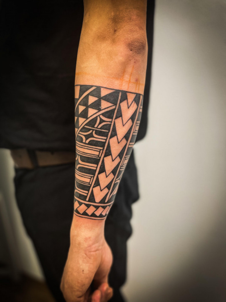 Мужские на предплечье черно-белые, фото - Тату салон Alpha Tattoo Studio