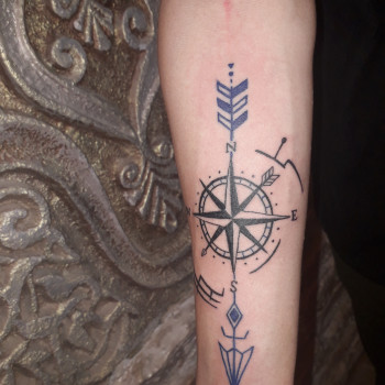Тату на руці компас стріла, фото - Тату салон Tattoo Art