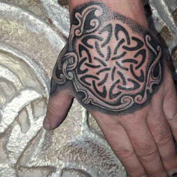 Тату для хлопців на кисті знак, фото - Тату салон Tattoo Art