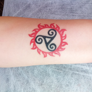 Тату на руке знак символ, фото - Тату салон Tattoo Art