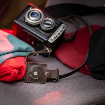 Шкіряний брелок для GPS-мітки – стильний аксесуар у ретро-стилі.