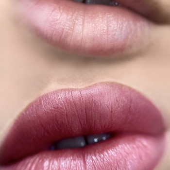 Перманент губ
                    Майстер перманентного макіяжу Аліна Бровари