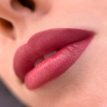 Перманент губ
                    Майстер перманентного макіяжу Аліна Бровари