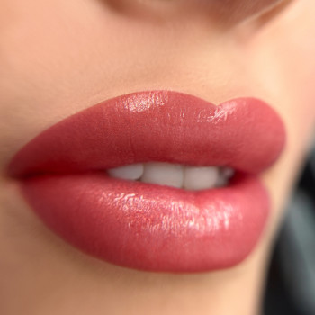 Перманент губ
                    Майстер перманентного макіяжу Аліна Бровари