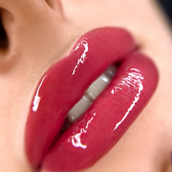 Перманент губ
                    Майстер перманентного макіяжу Аліна Бровари