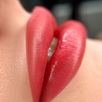 Перманент губ
                    Майстер перманентного макіяжу Аліна Бровари