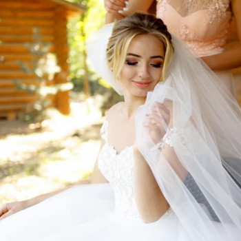 Прическа
                    Мастер по наращиванию волос Елена Киев