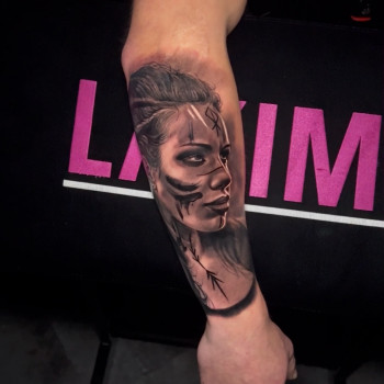 Тату для хлопців на руці дівчина, фото - Тату салон Free Art Tattoo