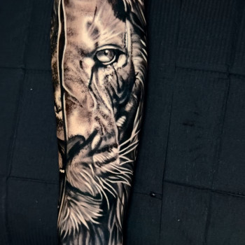 Тату мужские на руке лев, фото - Тату салон Free Art Tattoo