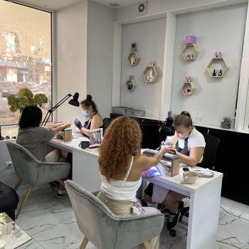 Манікюр + покриття ель лак
                    Салон краси MerryOne Одеса