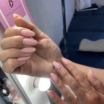 Манікюр / нарощення нігтів
                    Майстер перманентного макіяжу Анастасія Луцьк