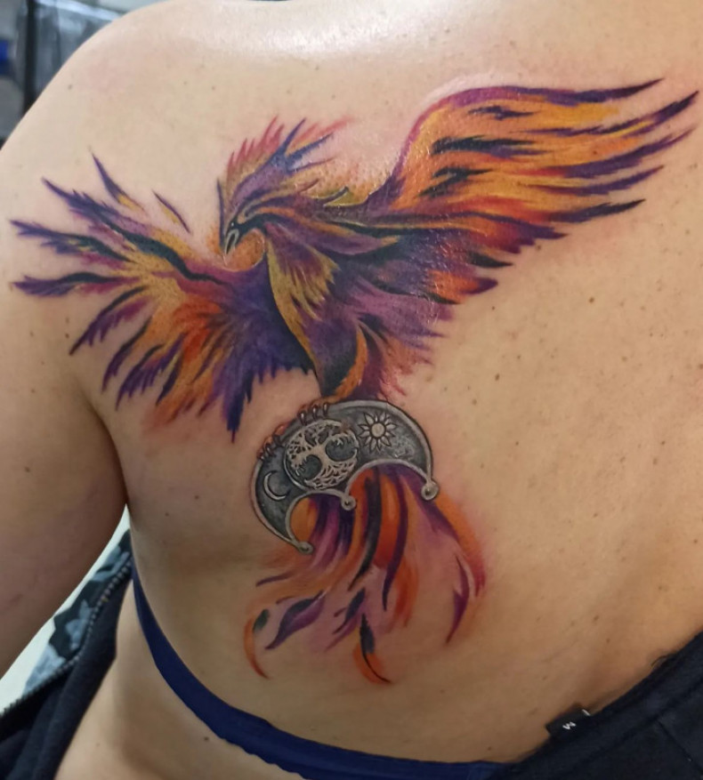 Женские цветные на спине, фото - Тату салон Free Art Tattoo