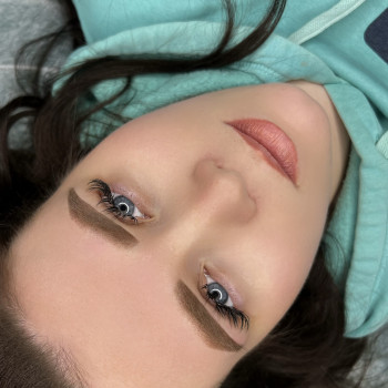 Пудрові брови одразу після процедури