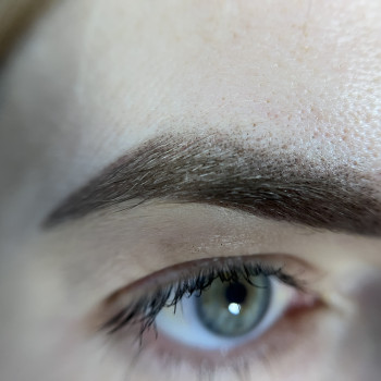 Брови зблизька