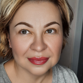 Акварельні губи та пудрові брови